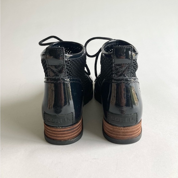 Sorel Black Patent Leather Fabric Rubber Outsole Lace Up Boots size 6.5 - Picture 8 of 15